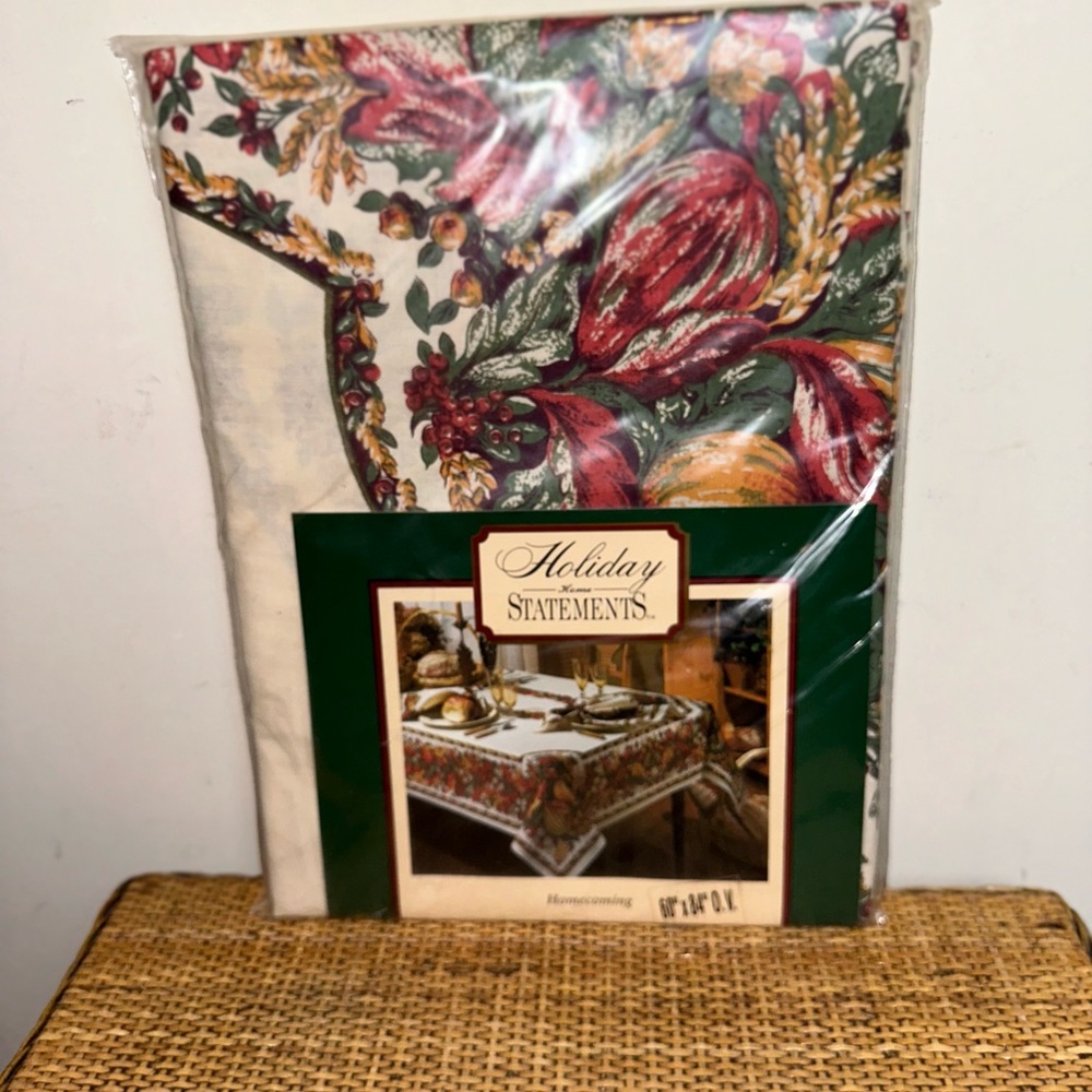 Vintage Holiday Opulence Poinsettia Themed Oval Tablecloth Thanksgiving 60”x85”